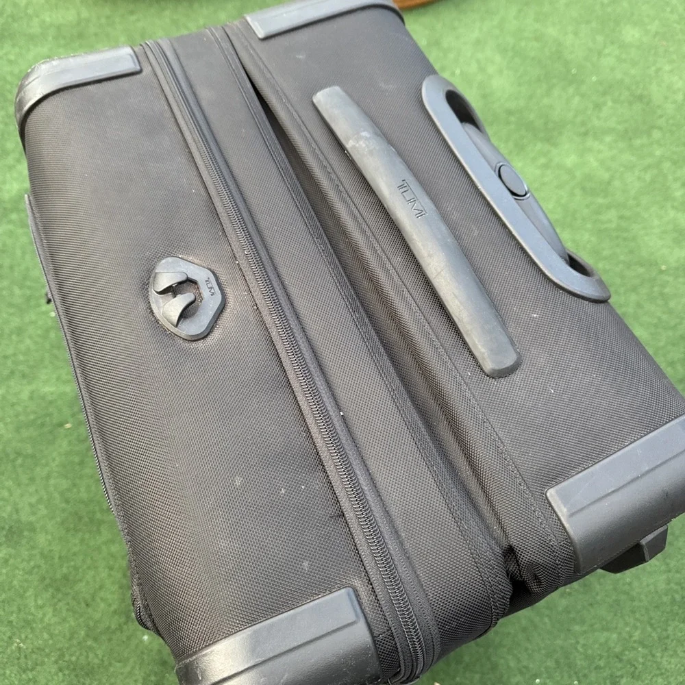 TUMI Alpha 2 Expandable 4 Wheel Carry On Black Ballistic Nylon Spinner Travel